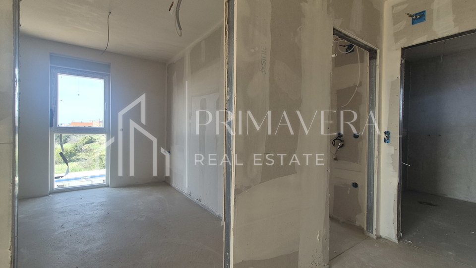 Zadar&sol;Bili brig&comma; novogradnja&comma; dvosoban stan s krovnom terasom i pogledom na more&comma; S9