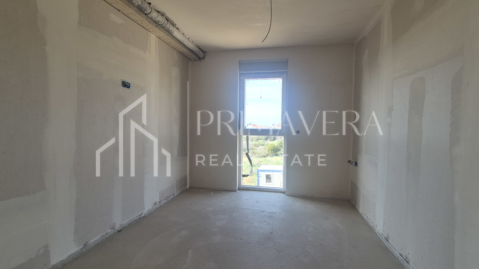 Zadar&sol;Bili brig&comma; novogradnja&comma; dvosoban stan s krovnom terasom i pogledom na more&comma; S9