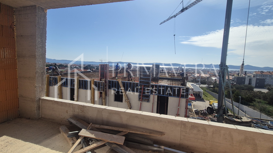 Zadar&sol;Bili brig&comma; novogradnja&comma; dvosoban stan s krovnom terasom i pogledom na more&comma; S9