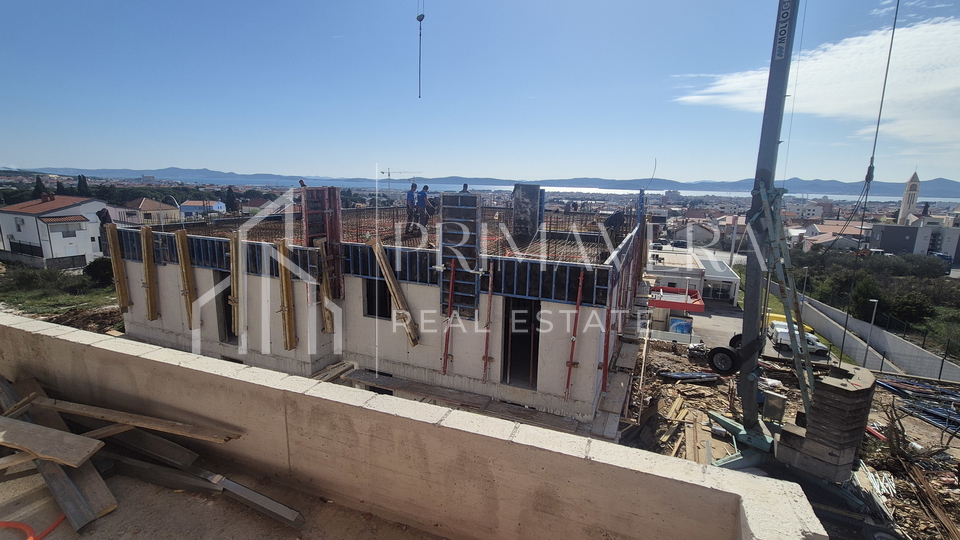 Zadar&sol;Bili brig&comma; novogradnja&comma; dvosoban stan s krovnom terasom i pogledom na more&comma; S9