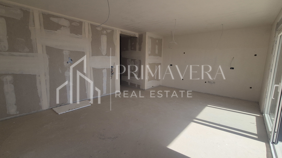 Zadar&sol;Bili brig&comma; novogradnja&comma; dvosoban stan s krovnom terasom i pogledom na more&comma; S9