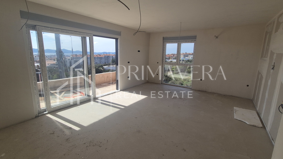 Zadar&sol;Bili brig&comma; novogradnja&comma; dvosoban stan s krovnom terasom i pogledom na more&comma; S9