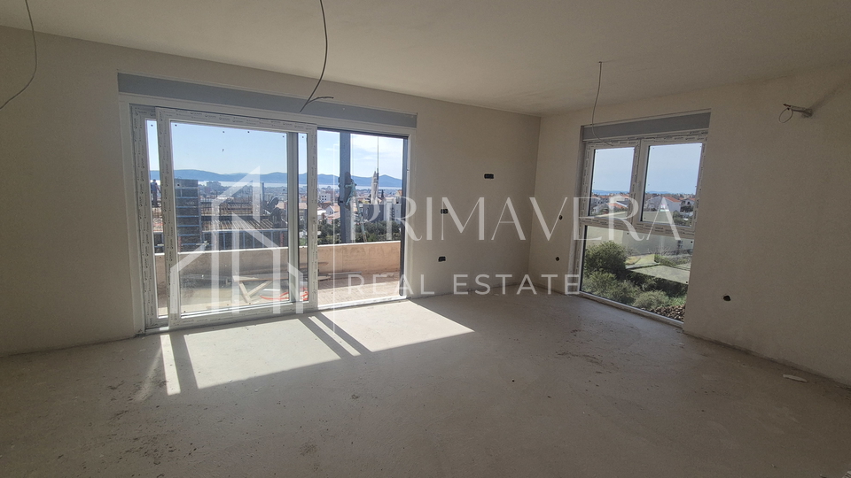 Zadar&sol;Bili brig&comma; novogradnja&comma; dvosoban stan s krovnom terasom i pogledom na more&comma; S9