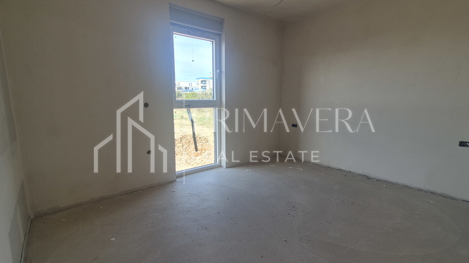 Zadar&sol;Bili brig&comma; novogradnja&comma; dvosoban stan s krovnom terasom i pogledom na more&comma; S9