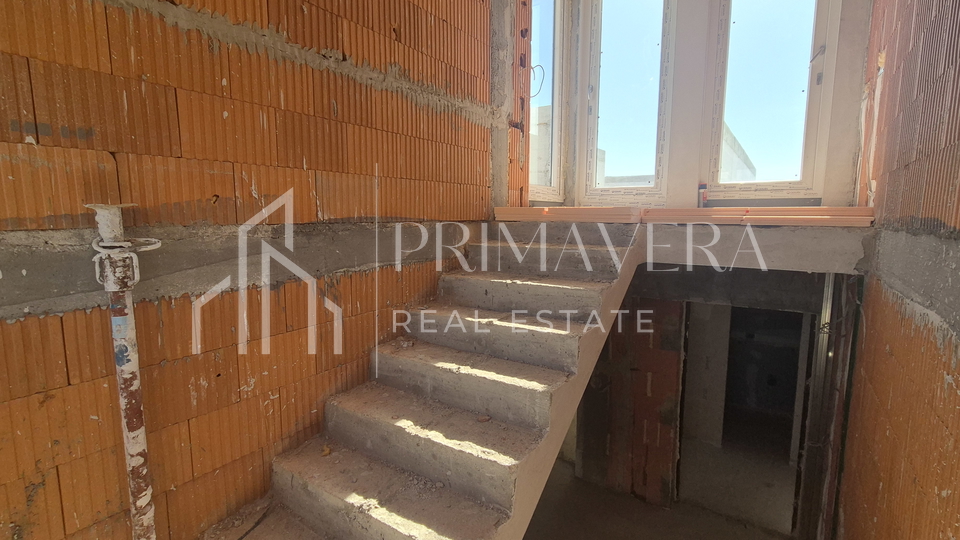 Zadar&sol;Bili brig&comma; novogradnja&comma; dvosoban stan s krovnom terasom i pogledom na more&comma; S9