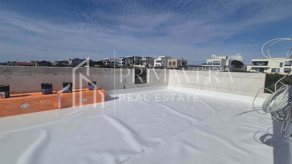 Zadar&sol;Bili brig&comma; novogradnja&comma; dvosoban stan s krovnom terasom i pogledom na more&comma; S9