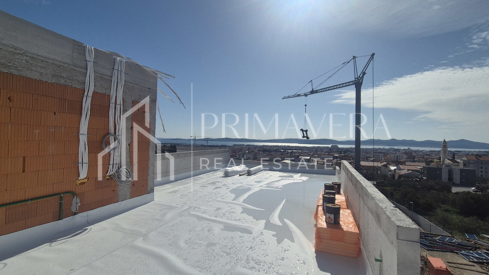 Zadar&sol;Bili brig&comma; novogradnja&comma; dvosoban stan s krovnom terasom i pogledom na more&comma; S9