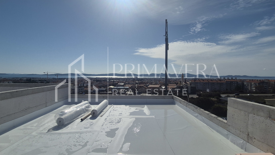 Zadar&sol;Bili brig&comma; novogradnja&comma; dvosoban stan s krovnom terasom i pogledom na more&comma; S9