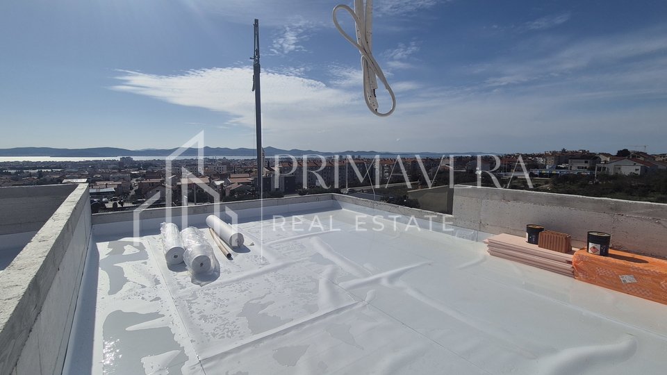 Zadar&sol;Bili brig&comma; novogradnja&comma; dvosoban stan s krovnom terasom i pogledom na more&comma; S9