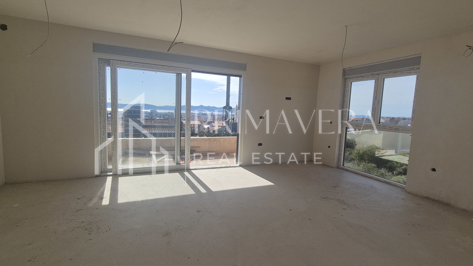 Zadar&sol;Bili brig&comma; novogradnja&comma; dvosoban stan s krovnom terasom i pogledom na more&comma; S9