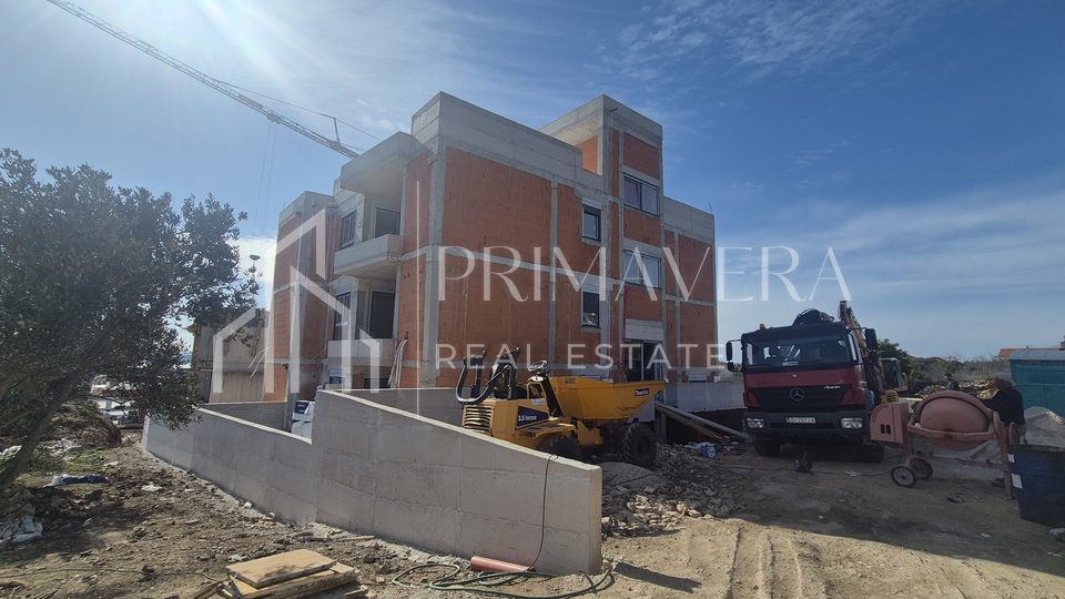 Zadar&sol;Bili brig&comma; novogradnja&comma; dvosoban stan s krovnom terasom i pogledom na more&comma; S9