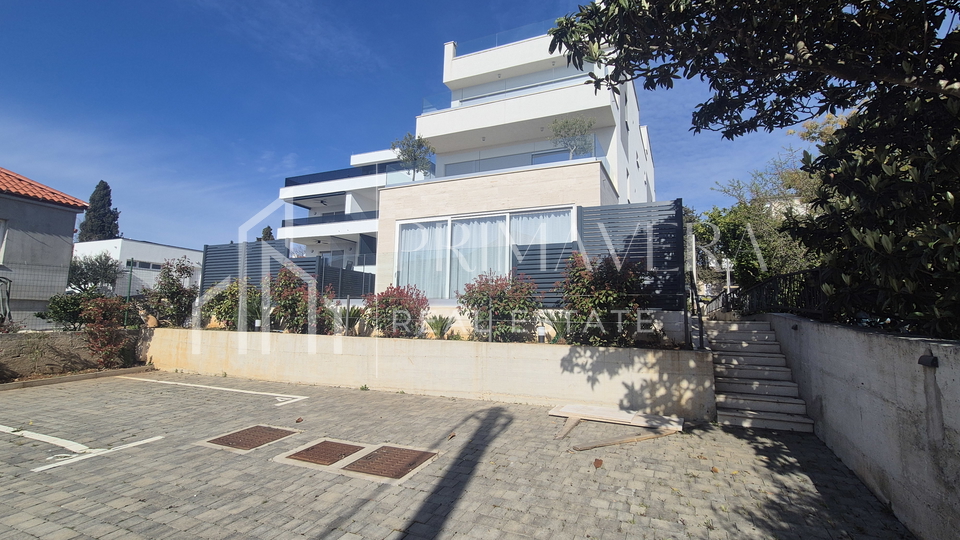 Zadar&sol;Diklo&comma;  potpuno namje&scaron;ten &ccaron;etverosobni stan s krovnom terasom