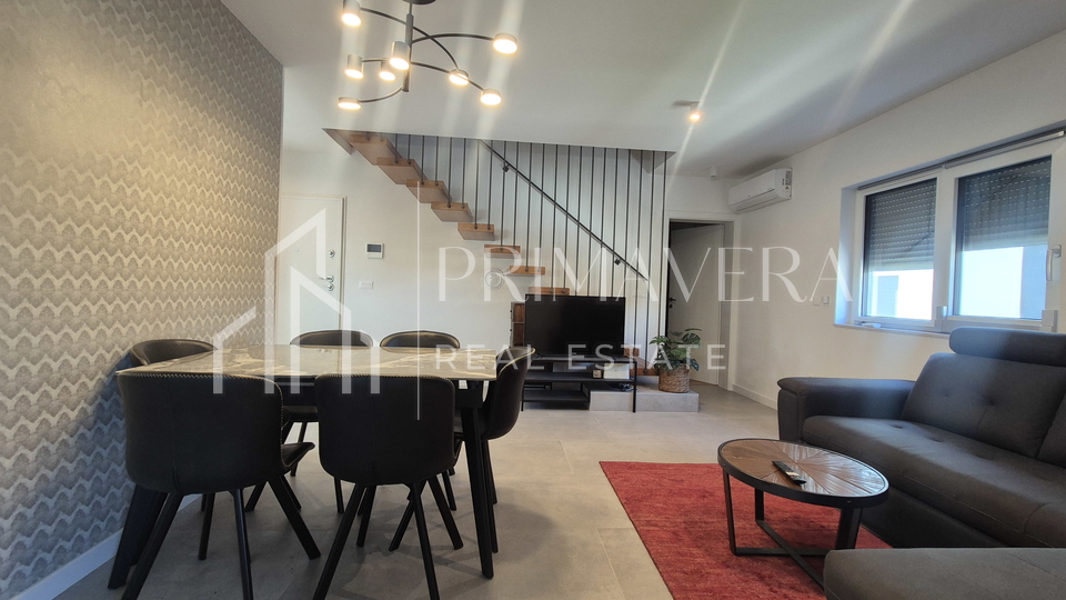 Zadar&sol;Diklo&comma;  potpuno namje&scaron;ten &ccaron;etverosobni stan s krovnom terasom