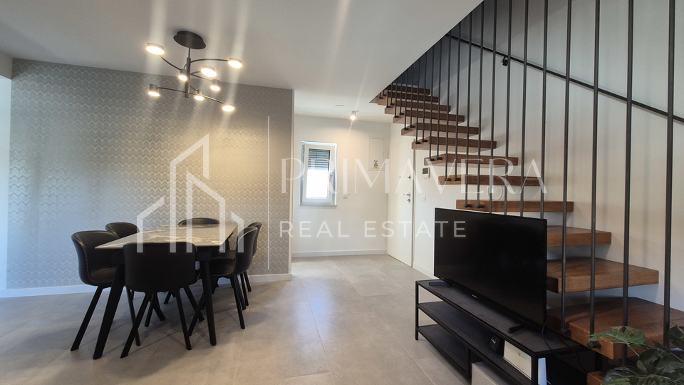 Zadar&sol;Diklo&comma;  potpuno namje&scaron;ten &ccaron;etverosobni stan s krovnom terasom