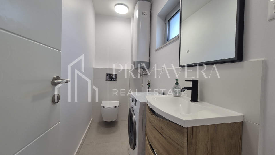 Zadar&sol;Diklo&comma;  potpuno namje&scaron;ten &ccaron;etverosobni stan s krovnom terasom