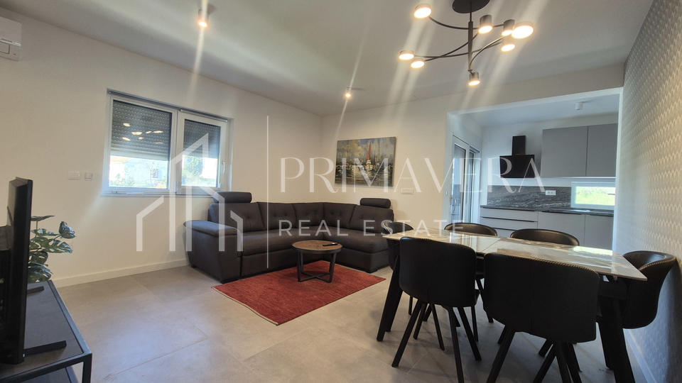 Zadar&sol;Diklo&comma;  potpuno namje&scaron;ten &ccaron;etverosobni stan s krovnom terasom