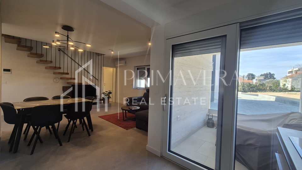 Zadar&sol;Diklo&comma;  potpuno namje&scaron;ten &ccaron;etverosobni stan s krovnom terasom