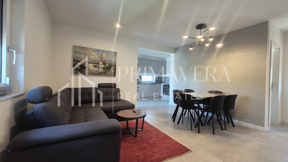 Zadar&sol;Diklo&comma;  potpuno namje&scaron;ten &ccaron;etverosobni stan s krovnom terasom