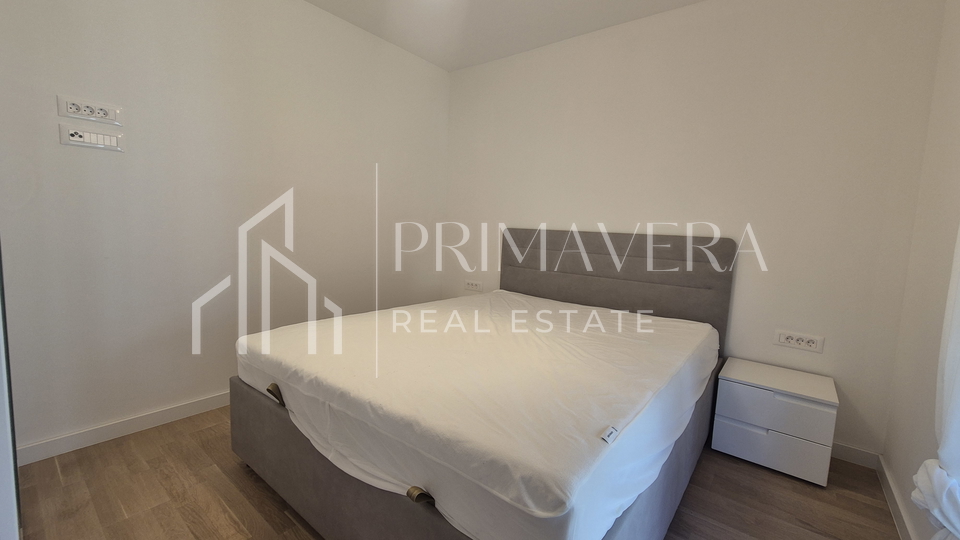 Zadar&sol;Diklo&comma;  potpuno namje&scaron;ten &ccaron;etverosobni stan s krovnom terasom