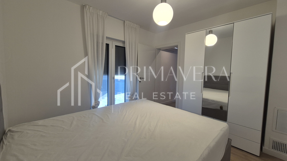 Zadar&sol;Diklo&comma;  potpuno namje&scaron;ten &ccaron;etverosobni stan s krovnom terasom