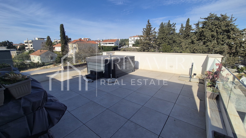 Zadar&sol;Diklo&comma;  potpuno namje&scaron;ten &ccaron;etverosobni stan s krovnom terasom