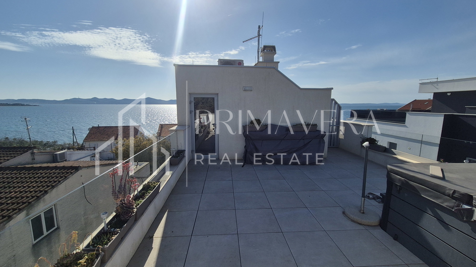 Zadar&sol;Diklo&comma;  potpuno namje&scaron;ten &ccaron;etverosobni stan s krovnom terasom