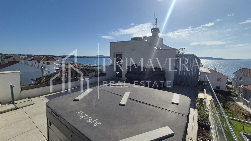 Zadar&sol;Diklo&comma;  potpuno namje&scaron;ten &ccaron;etverosobni stan s krovnom terasom