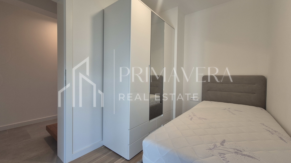 Zadar&sol;Diklo&comma;  potpuno namje&scaron;ten &ccaron;etverosobni stan s krovnom terasom