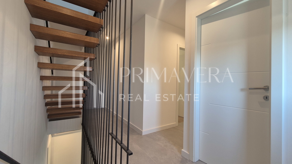 Zadar&sol;Diklo&comma;  potpuno namje&scaron;ten &ccaron;etverosobni stan s krovnom terasom