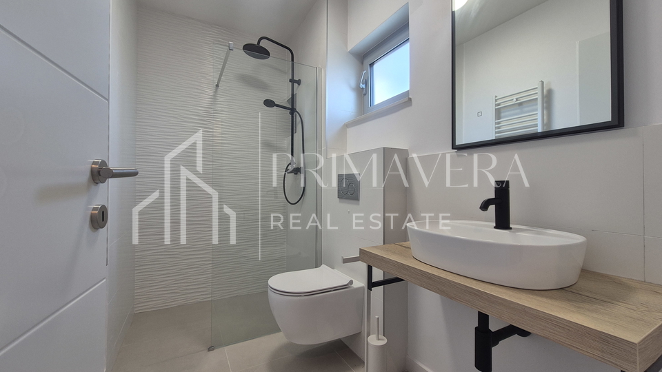 Zadar&sol;Diklo&comma;  potpuno namje&scaron;ten &ccaron;etverosobni stan s krovnom terasom