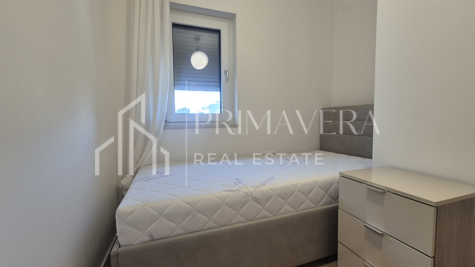 Zadar&sol;Diklo&comma;  potpuno namje&scaron;ten &ccaron;etverosobni stan s krovnom terasom