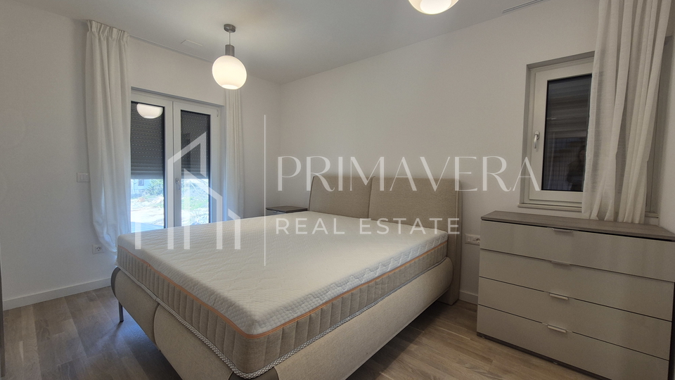 Zadar&sol;Diklo&comma;  potpuno namje&scaron;ten &ccaron;etverosobni stan s krovnom terasom