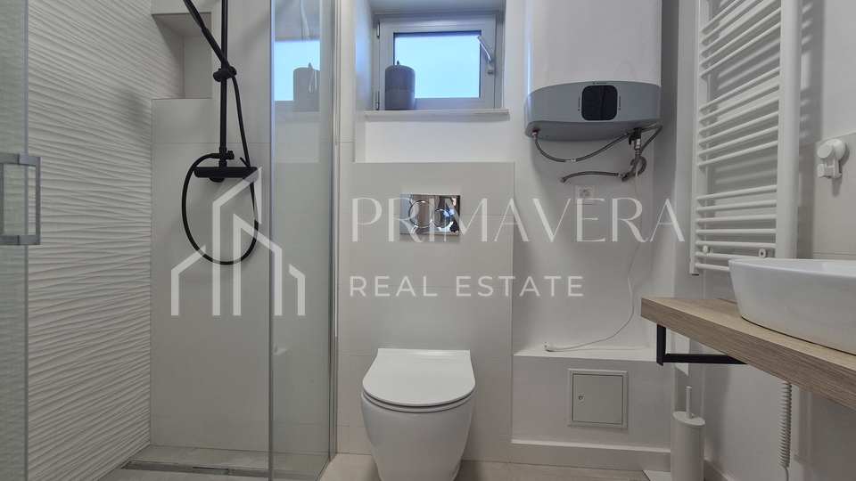 Zadar&sol;Diklo&comma;  potpuno namje&scaron;ten &ccaron;etverosobni stan s krovnom terasom