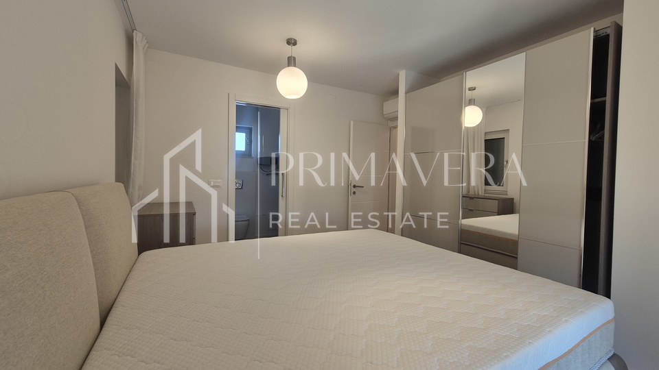 Zadar&sol;Diklo&comma;  potpuno namje&scaron;ten &ccaron;etverosobni stan s krovnom terasom