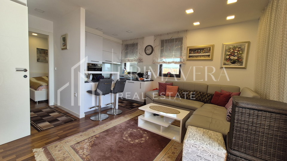 Zadar - Borik&comma; namje&scaron;ten trosoban stan s gara&zcaron;om i pogledom na more