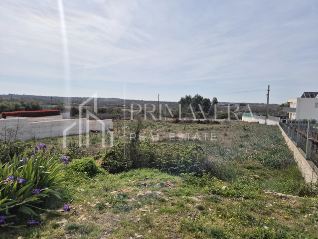 Poljica Brig, građevinsko zemljište s projektom za kuću s bazenom