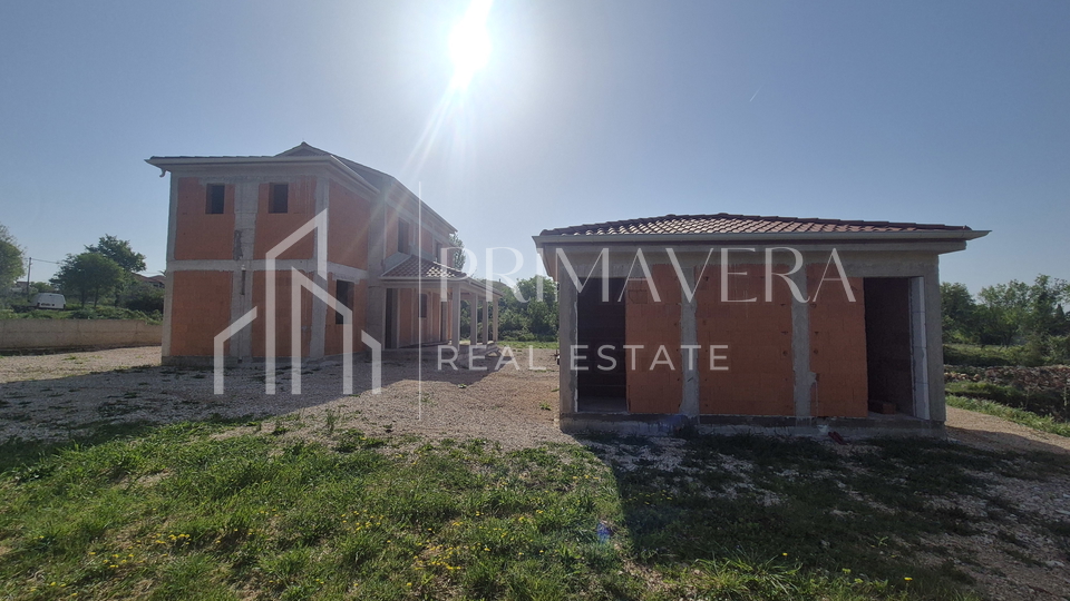 Poli&ccaron;nik&comma; ku&cacute;a s bazenom i pomo&cacute;nim objektom