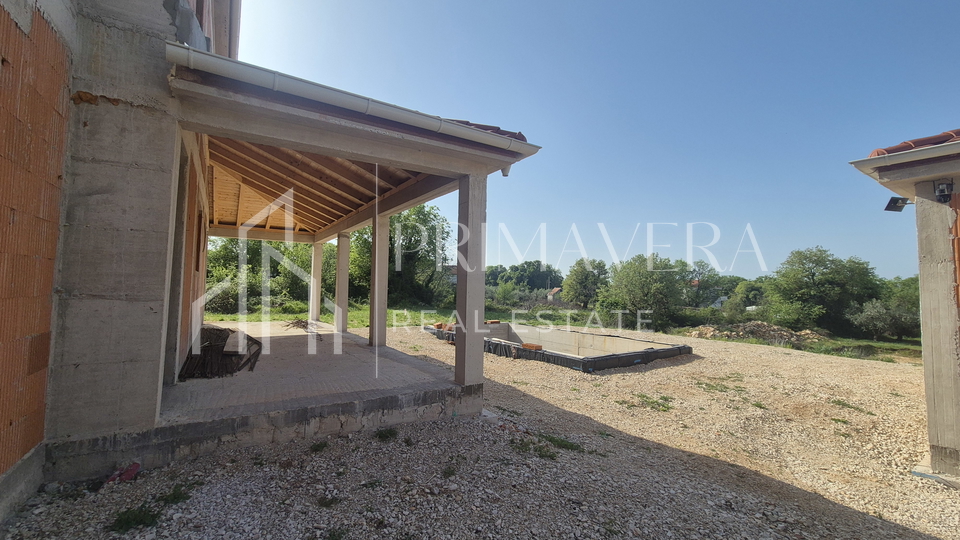 Poli&ccaron;nik&comma; ku&cacute;a s bazenom i pomo&cacute;nim objektom