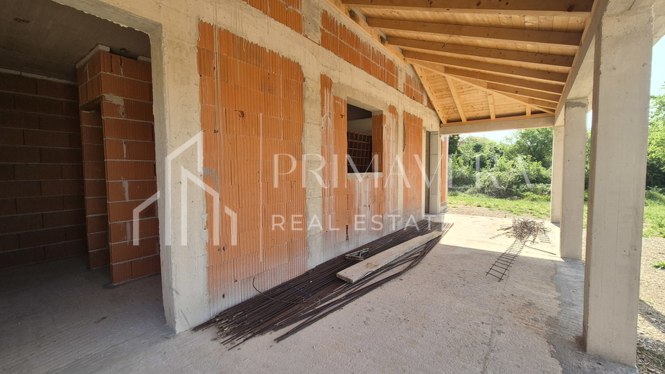 Poli&ccaron;nik&comma; ku&cacute;a s bazenom i pomo&cacute;nim objektom