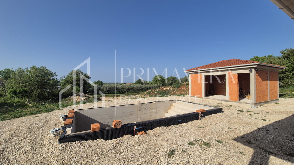 Poli&ccaron;nik&comma; ku&cacute;a s bazenom i pomo&cacute;nim objektom