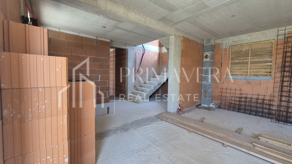 Poli&ccaron;nik&comma; ku&cacute;a s bazenom i pomo&cacute;nim objektom