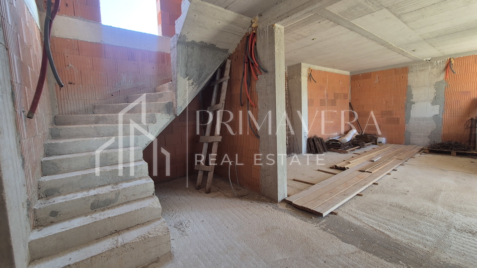 Poli&ccaron;nik&comma; ku&cacute;a s bazenom i pomo&cacute;nim objektom