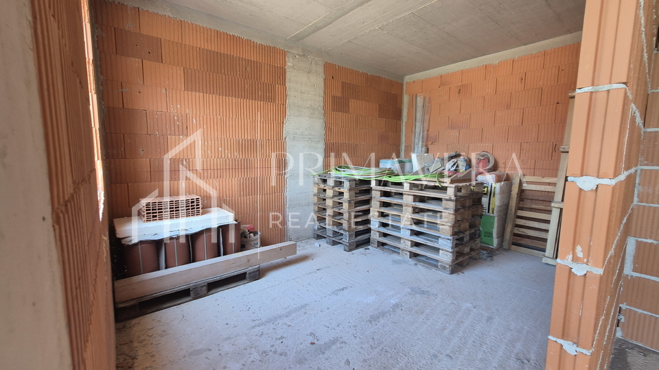 Poli&ccaron;nik&comma; ku&cacute;a s bazenom i pomo&cacute;nim objektom