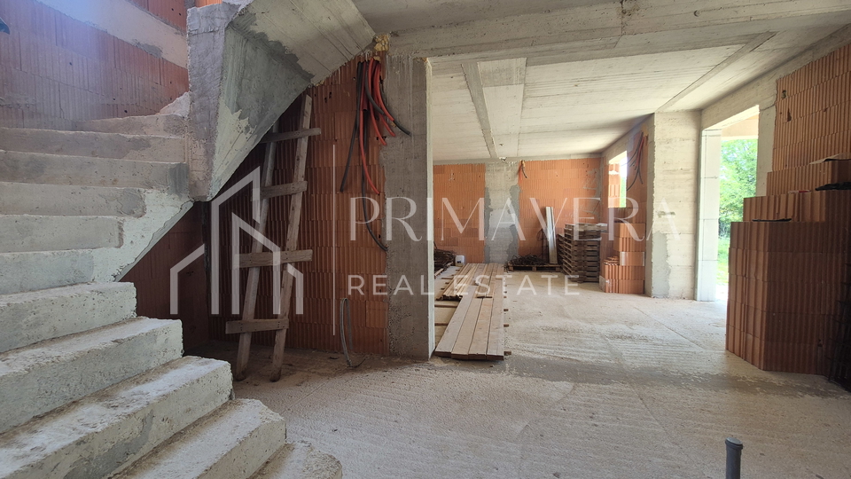 Poli&ccaron;nik&comma; ku&cacute;a s bazenom i pomo&cacute;nim objektom