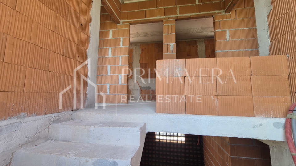 Poli&ccaron;nik&comma; ku&cacute;a s bazenom i pomo&cacute;nim objektom