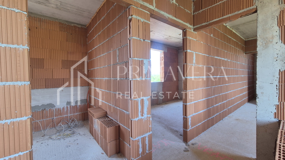 Poli&ccaron;nik&comma; ku&cacute;a s bazenom i pomo&cacute;nim objektom