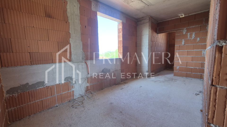 Poli&ccaron;nik&comma; ku&cacute;a s bazenom i pomo&cacute;nim objektom