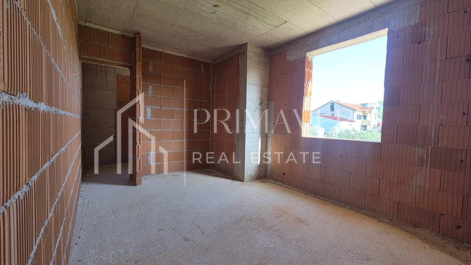 Poli&ccaron;nik&comma; ku&cacute;a s bazenom i pomo&cacute;nim objektom