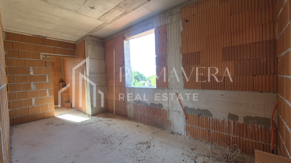 Poli&ccaron;nik&comma; ku&cacute;a s bazenom i pomo&cacute;nim objektom