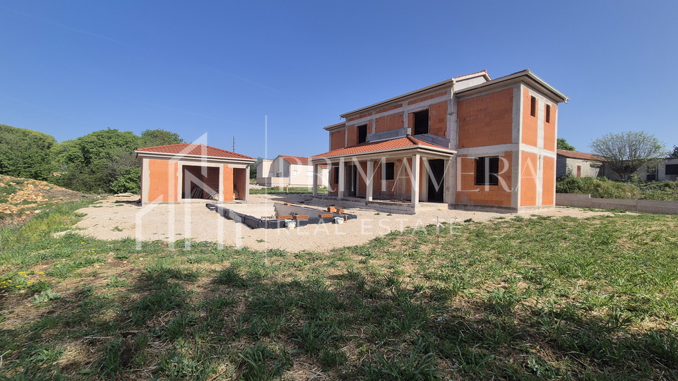 Poli&ccaron;nik&comma; ku&cacute;a s bazenom i pomo&cacute;nim objektom